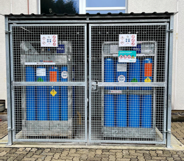 Gasflaschenlager für den Außenbereich für die SIKA Dr. Siebert & Kühn GmbH & Co. KG, Individuelles Gasflaschenlager mit Anfahrtschutz und Gasentnahmestation mit automatischer Umschaltung 